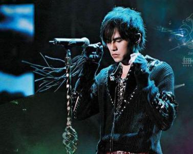 周杰伦背景,音乐传奇，从街头巷尾到世界舞台的蜕变之旅